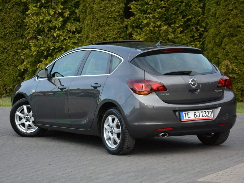 Opel Astra bi-Xenon Ledy Navi Szyber Parktronic Chrom 2xParkt J (2009-2019)