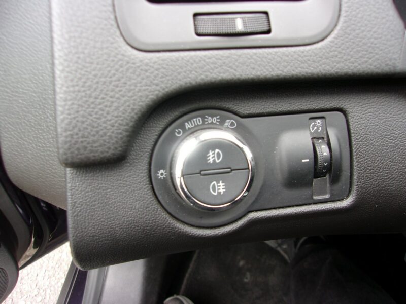 Opel Insignia Klimatronic 2-stref, Podgrz. fotele, 2 kpl. kół, Hatchback, Alu A (2008-2017)
