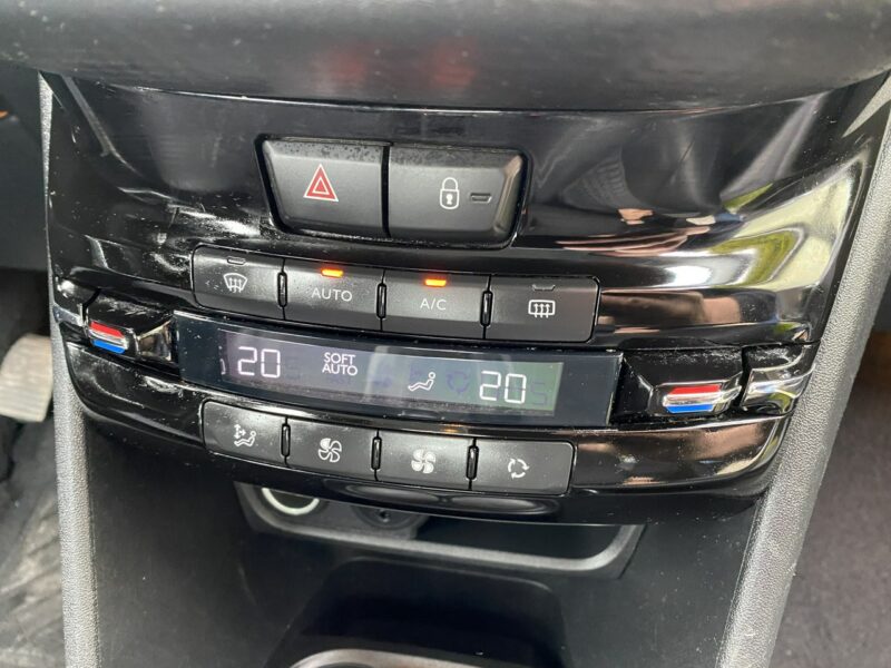 Peugeot 2008 Benzyna, tempomat, nawigacja dotykowa,klimatronik, isofix, hak, parktr I (2013-2019)