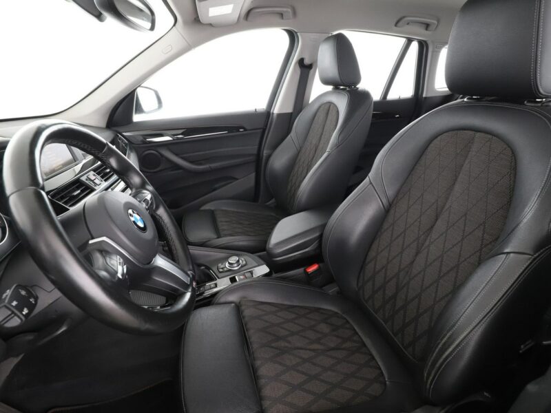 BMW X1 4x4 automat full LED sportowe fotele półksóra navi czujniki parkowania II (F48) (2015-)