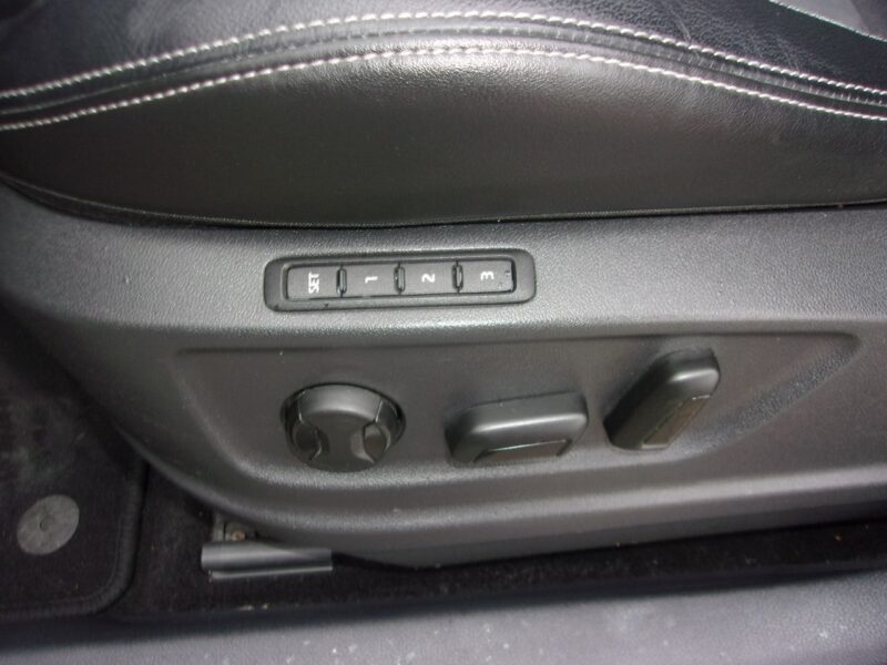 Škoda Karoq Klimatronic 2x, Hak, CarPlay/AndroidAuto, Panorama, Alcantara