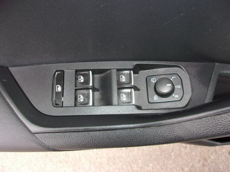 Škoda Karoq Klimatronic 2x, Hak, CarPlay/AndroidAuto, Panorama, Alcantara
