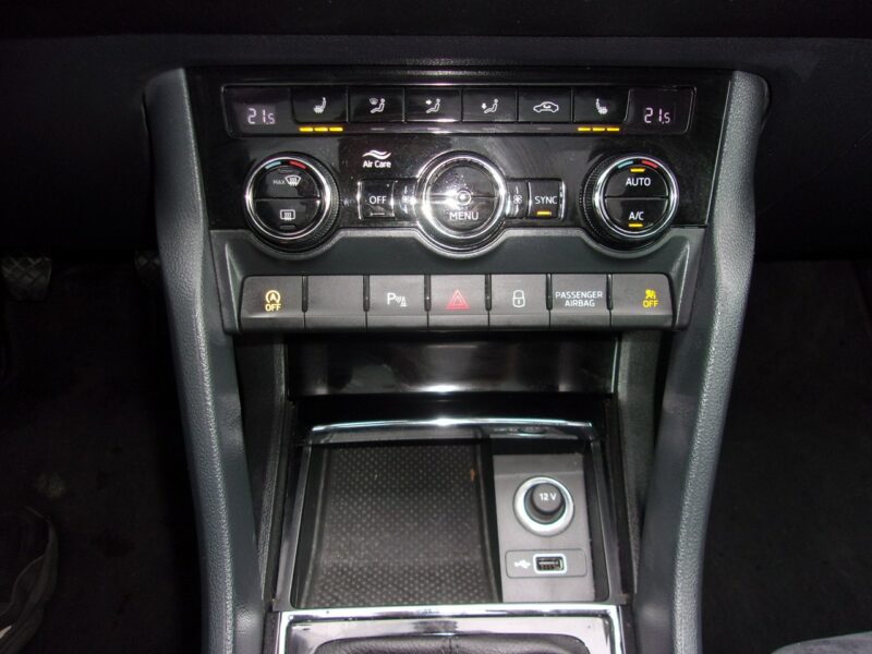 Škoda Karoq Klimatronic 2x, Hak, CarPlay/AndroidAuto, Panorama, Alcantara
