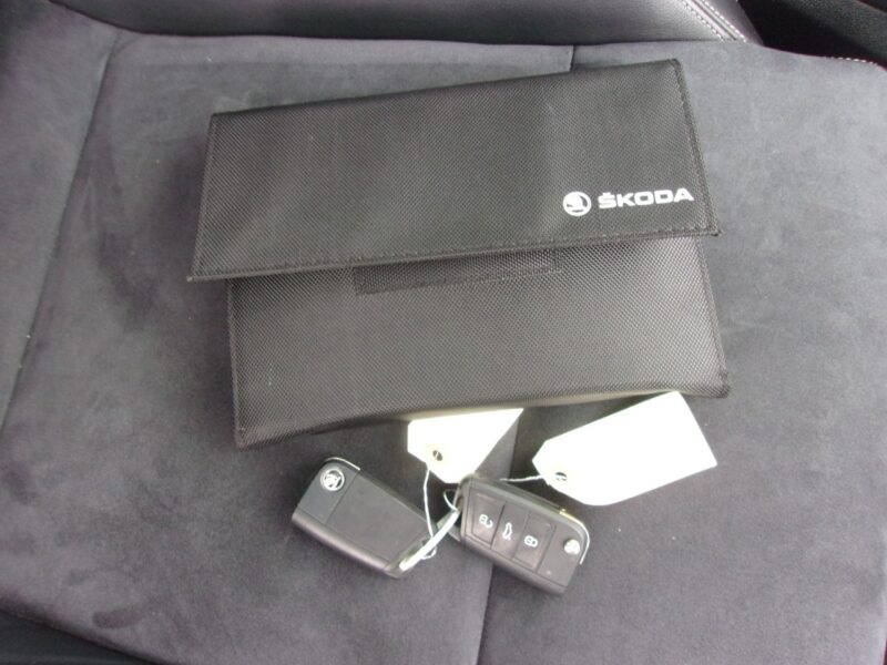 Škoda Karoq Klimatronic 2x, Hak, CarPlay/AndroidAuto, Panorama, Alcantara
