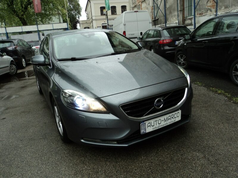 Volvo V40 sprzedam ładne VOLVO V-40 2.0 DIASEL II (2012-)