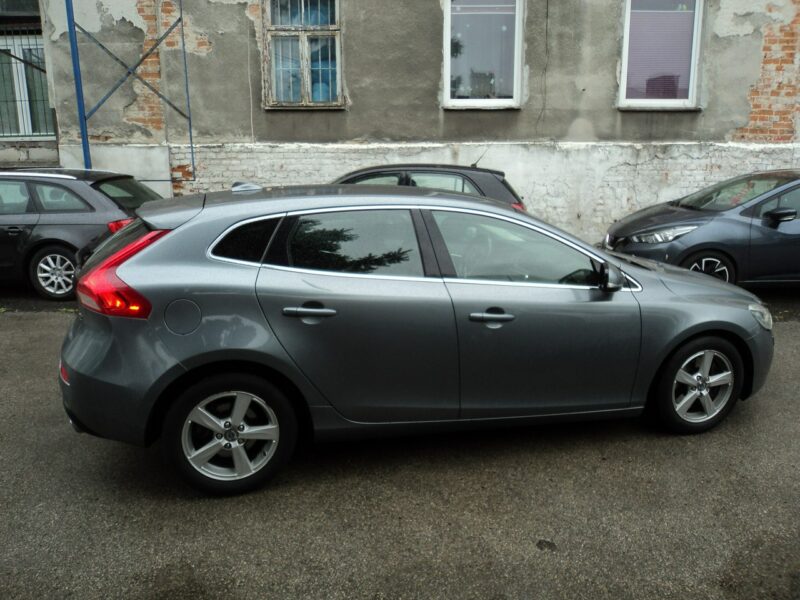 Volvo V40 sprzedam ładne VOLVO V-40 2.0 DIASEL II (2012-)