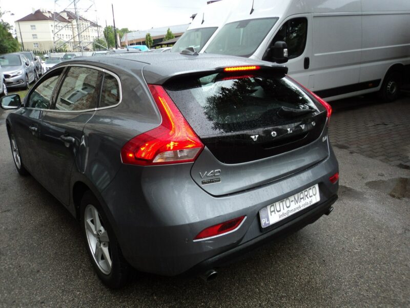 Volvo V40 sprzedam ładne VOLVO V-40 2.0 DIASEL II (2012-)