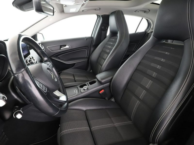 Mercedes GLA 220 4x4 automat full LED półskóra panorama kamera i czujniki parkowania
