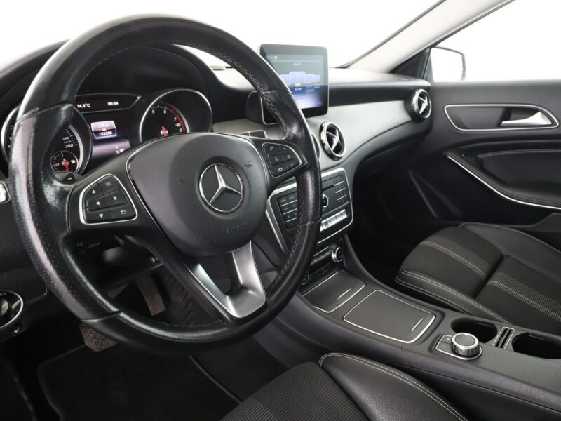 Mercedes GLA 220 4x4 automat full LED półskóra panorama kamera i czujniki parkowania