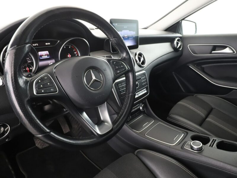 Mercedes GLA 220 4x4 automat full LED półskóra panorama kamera i czujniki parkowania