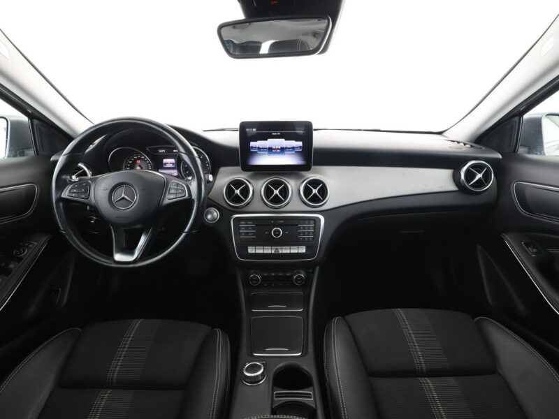 Mercedes GLA 220 4x4 automat full LED półskóra panorama kamera i czujniki parkowania