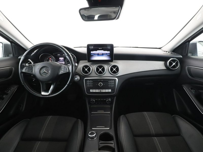 Mercedes GLA 220 4x4 automat full LED półskóra panorama kamera i czujniki parkowania
