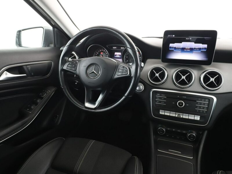 Mercedes GLA 220 4x4 automat full LED półskóra panorama kamera i czujniki parkowania