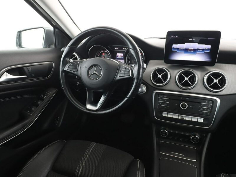 Mercedes GLA 220 4x4 automat full LED półskóra panorama kamera i czujniki parkowania