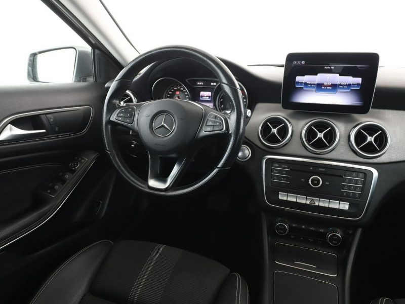 Mercedes GLA 220 4x4 automat full LED półskóra panorama kamera i czujniki parkowania