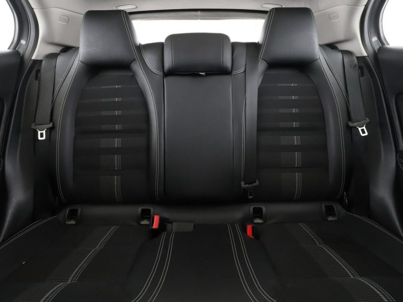 Mercedes GLA 220 4x4 automat full LED półskóra panorama kamera i czujniki parkowania