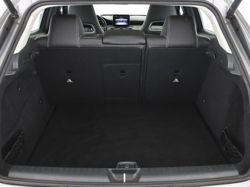 Mercedes GLA 220 4x4 automat full LED półskóra panorama kamera i czujniki parkowania