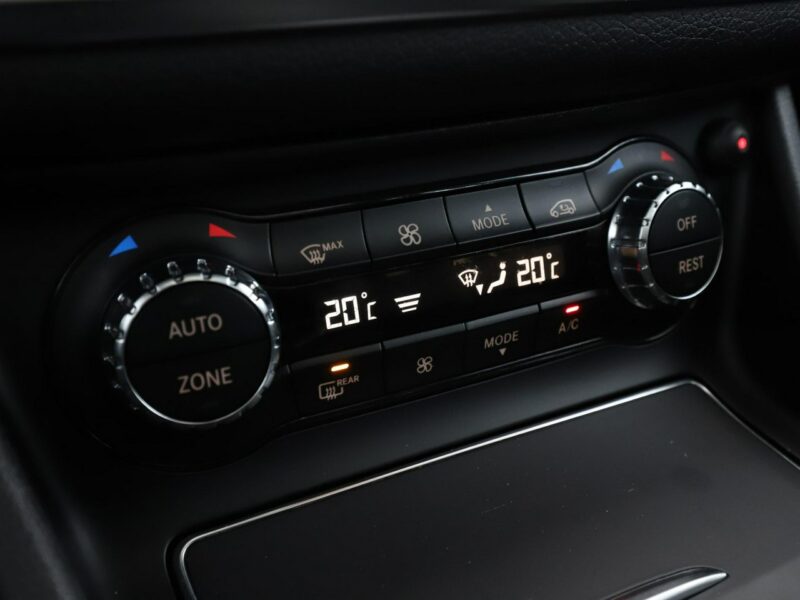 Mercedes GLA 220 4x4 automat full LED półskóra panorama kamera i czujniki parkowania