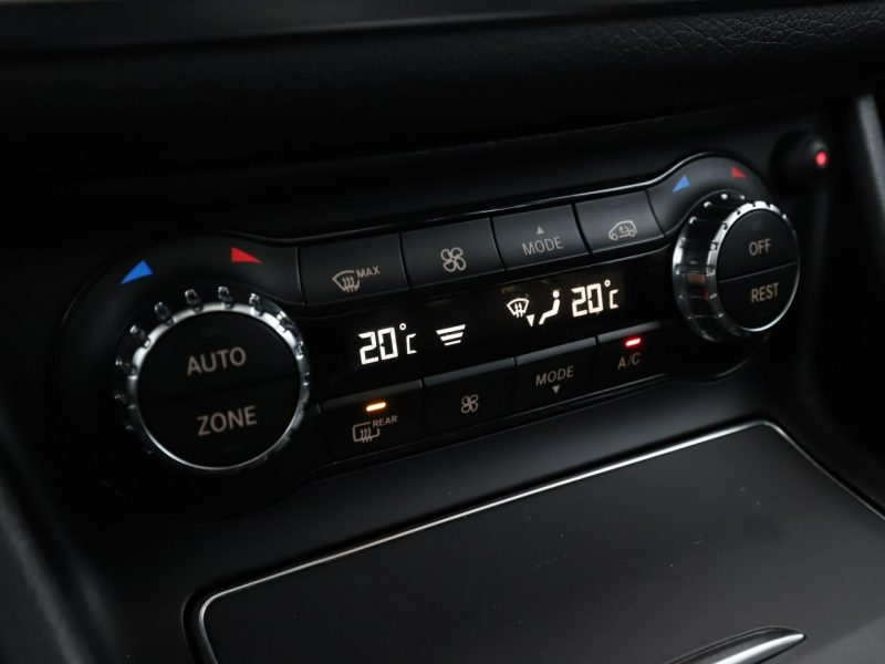 Mercedes GLA 220 4x4 automat full LED półskóra panorama kamera i czujniki parkowania