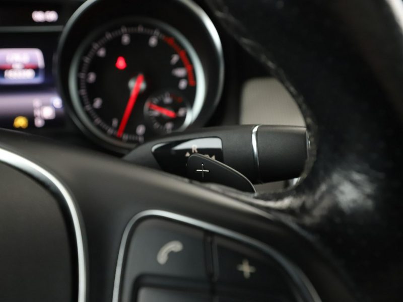 Mercedes GLA 220 4x4 automat full LED półskóra panorama kamera i czujniki parkowania