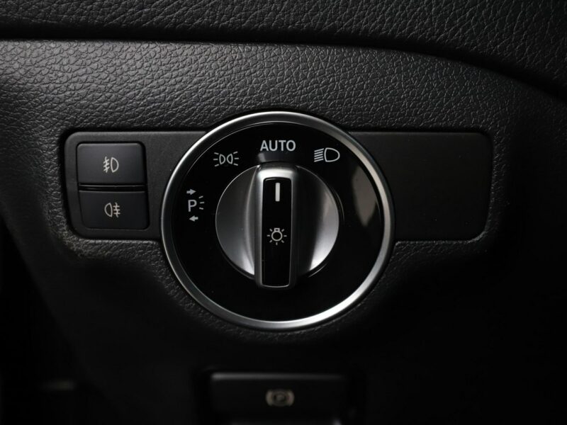 Mercedes GLA 220 4x4 automat full LED półskóra panorama kamera i czujniki parkowania
