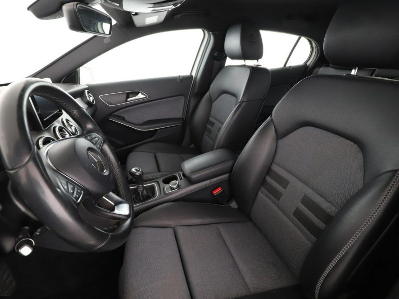 Mercedes GLA 180 półskóra klima auto kamera cofania multifunkcja