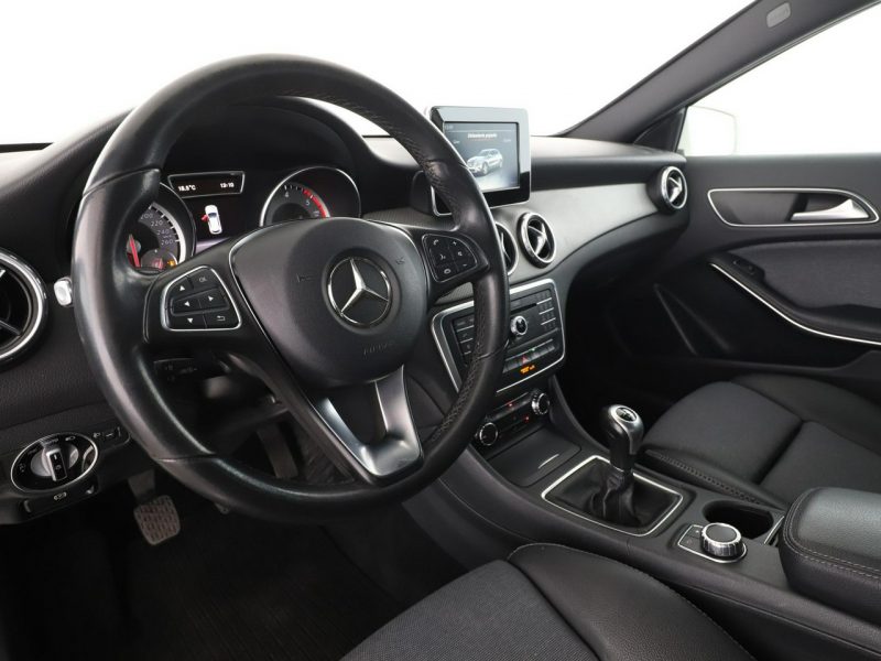 Mercedes GLA 180 półskóra klima auto kamera cofania multifunkcja