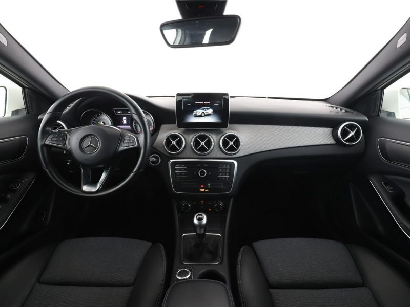 Mercedes GLA 180 półskóra klima auto kamera cofania multifunkcja