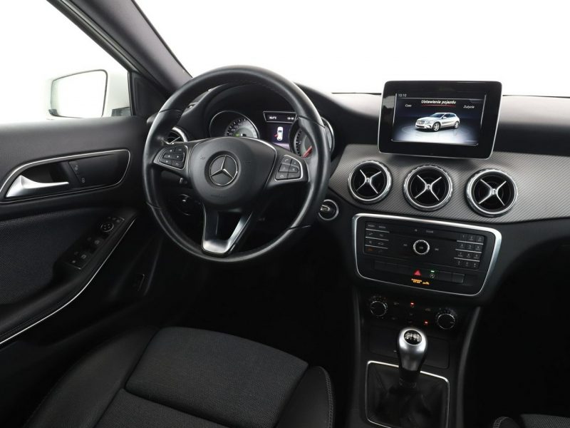 Mercedes GLA 180 półskóra klima auto kamera cofania multifunkcja