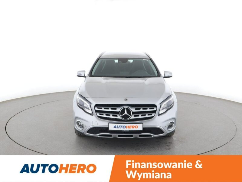 Mercedes GLA 200 LED navi skóra czujniki parkowania grzane fotele
