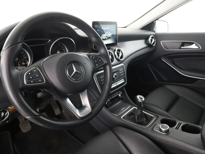Mercedes GLA 200 LED navi skóra czujniki parkowania grzane fotele