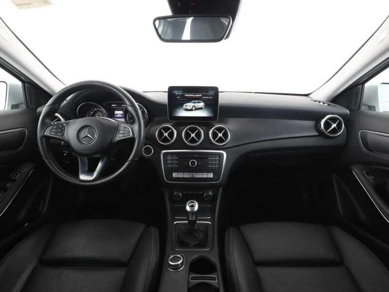 Mercedes GLA 200 LED navi skóra czujniki parkowania grzane fotele