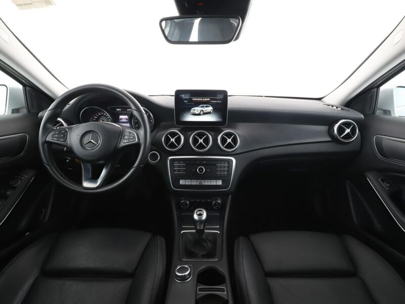 Mercedes GLA 200 LED navi skóra czujniki parkowania grzane fotele
