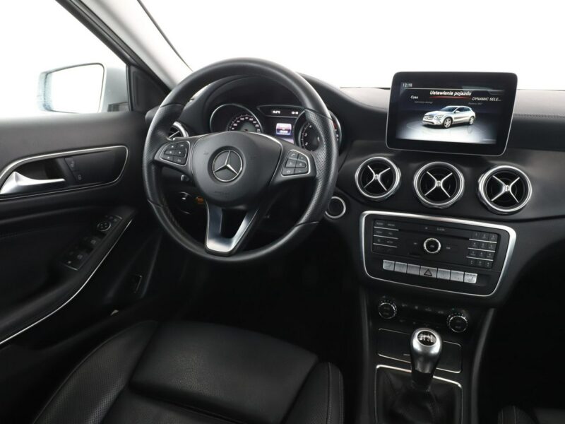 Mercedes GLA 200 LED navi skóra czujniki parkowania grzane fotele