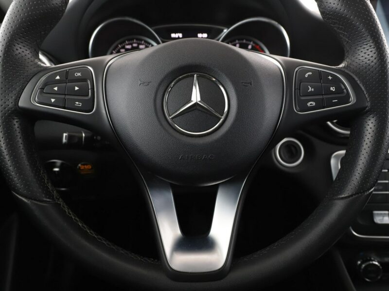 Mercedes GLA 200 LED navi skóra czujniki parkowania grzane fotele