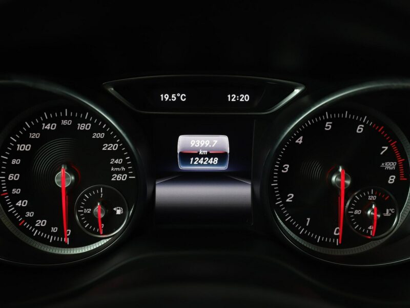 Mercedes GLA 200 LED navi skóra czujniki parkowania grzane fotele