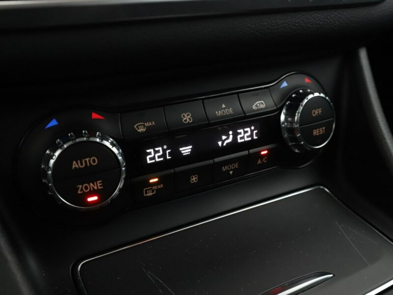 Mercedes GLA 200 LED navi skóra czujniki parkowania grzane fotele