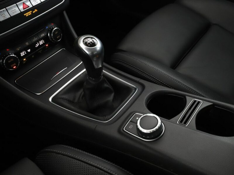 Mercedes GLA 200 LED navi skóra czujniki parkowania grzane fotele