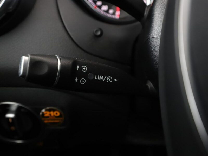 Mercedes GLA 200 LED navi skóra czujniki parkowania grzane fotele