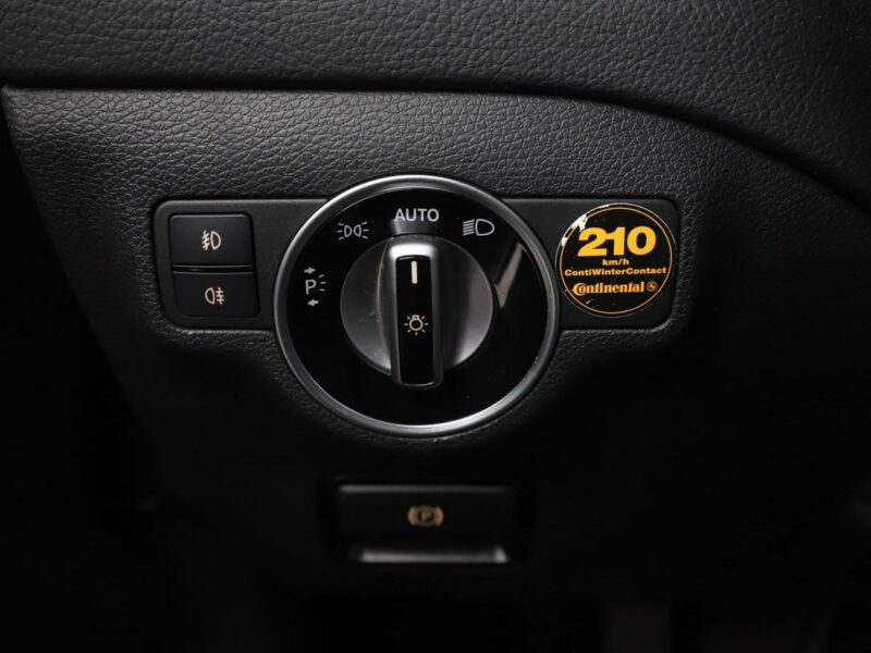 Mercedes GLA 200 LED navi skóra czujniki parkowania grzane fotele