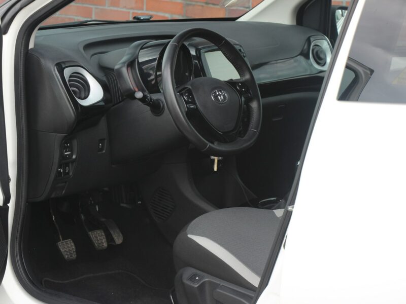 Toyota Aygo Klima*GrzaneFotele*Kamera*PanelDotyk*Esp*Led*Bluet*Alu15*Gwar VGS II (2014-)