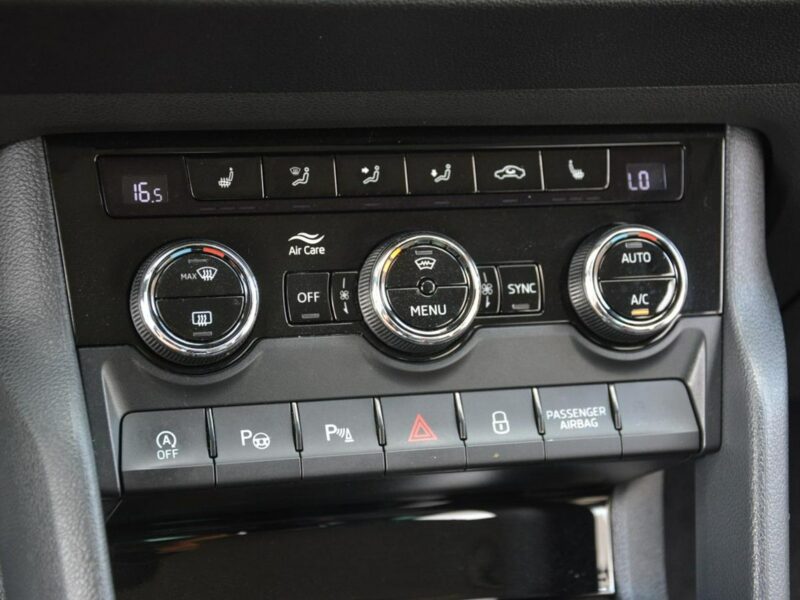 Škoda Karoq Ambition Plus Virtual Cokpit Radar ACC Ledy Kamery Park Assist Hak ASO