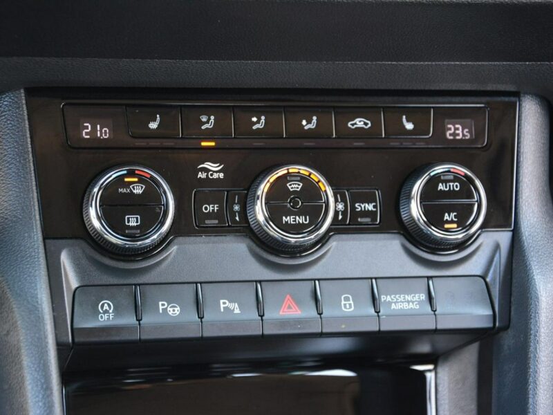 Škoda Karoq Ambition Plus Virtual Cokpit Radar ACC Ledy Kamery Park Assist Hak ASO