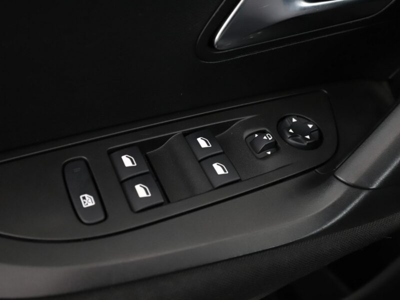 Peugeot 2008 navi kamera i czujniki parkowania klima auto II (2019-)