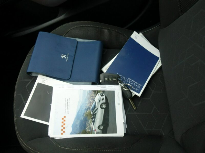 Peugeot 2008 Peugeot 2008 2015r 1.2 benzyna 82km bezwypadkowy klima niski przebieg I (2013-2019)