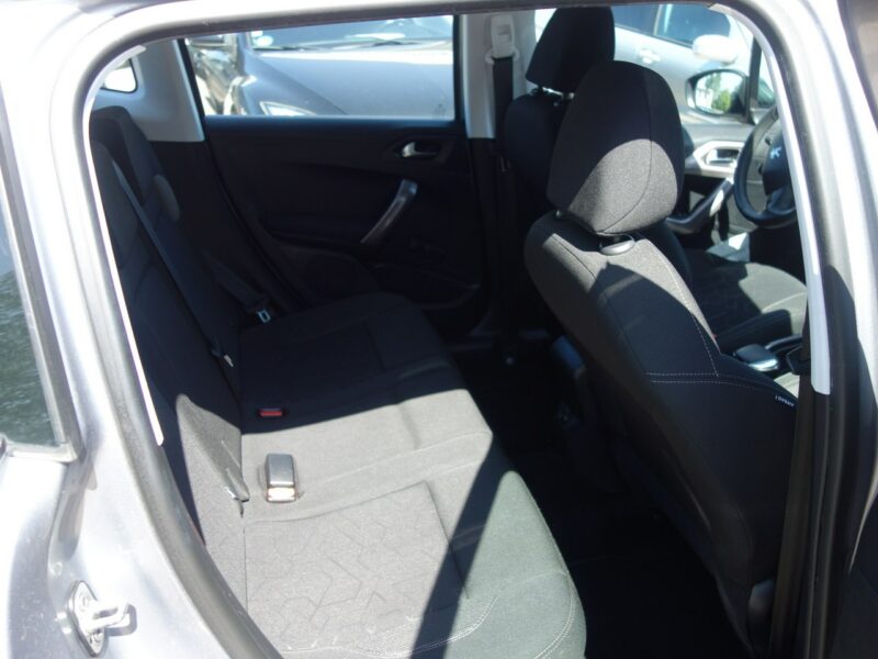 Peugeot 2008 Peugeot 2008 2015r 1.2 benzyna 82km bezwypadkowy klima niski przebieg I (2013-2019)