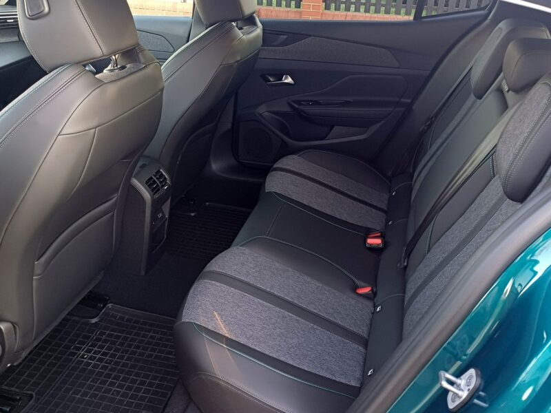 Peugeot 408 R4 1.6l PHEV 225 KM Plug-In Hybrid Przebieg: 9800 km