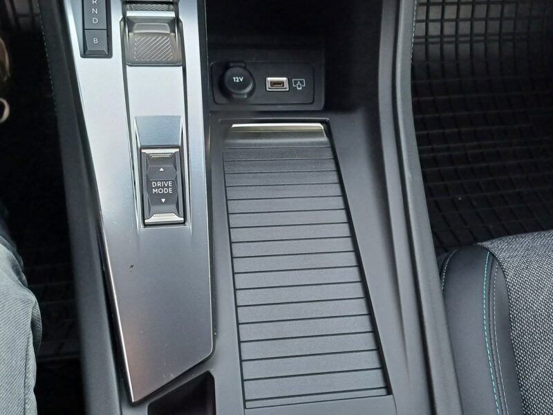 Peugeot 408 R4 1.6l PHEV 225 KM Plug-In Hybrid Przebieg: 9800 km