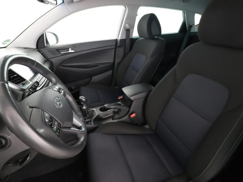 Hyundai Tucson navi klima auto grzane fotele i kierownica kamera i czujniki parkowani III (2015-2020)