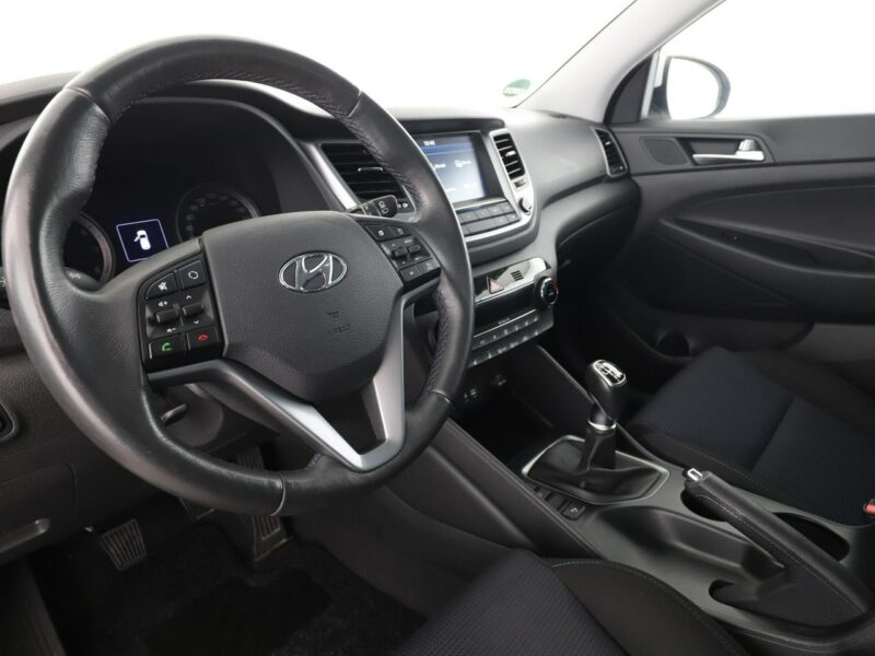 Hyundai Tucson navi klima auto grzane fotele i kierownica kamera i czujniki parkowani III (2015-2020)